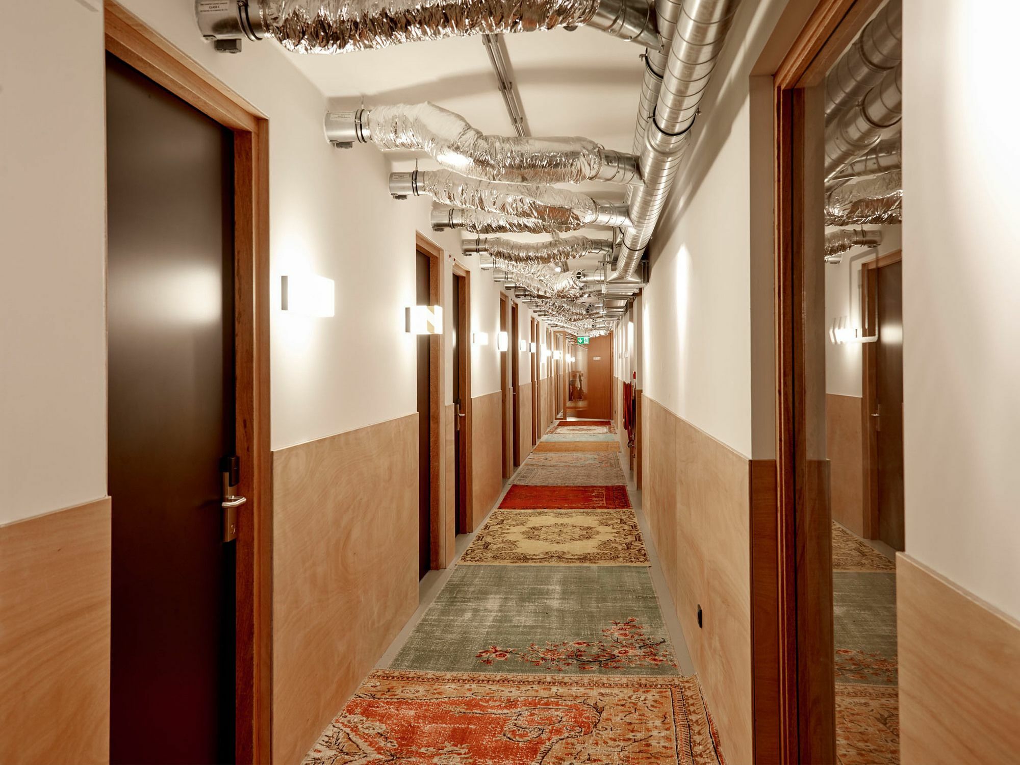 Q-Factory Hotel Амстердам Экстерьер фото
